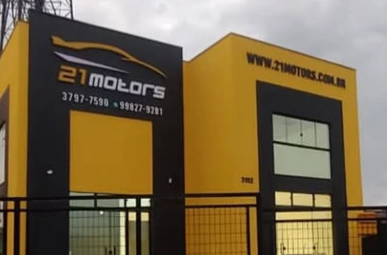 Fachada 21 Motors com composição amarela e preta