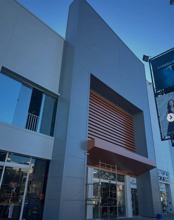 Vista geral do revestimento da fachada do Shopping Sports, em Curitiba