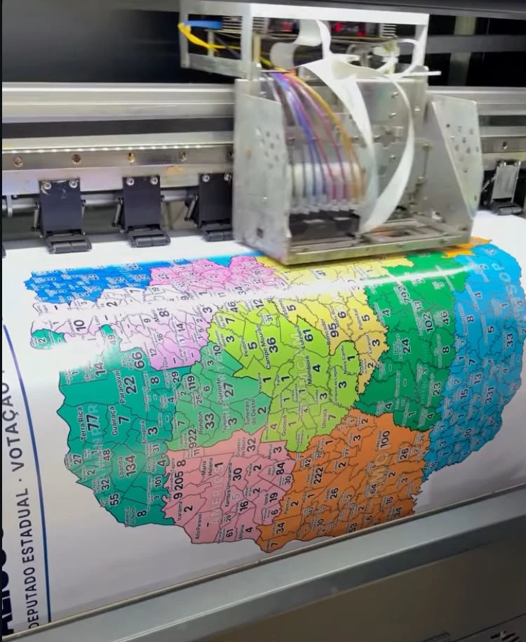 Equipamento de impressão digital produzindo um material gráfico colorido