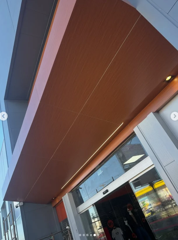 Detalhe do revestimento e da marquise na entrada do Shopping Sports