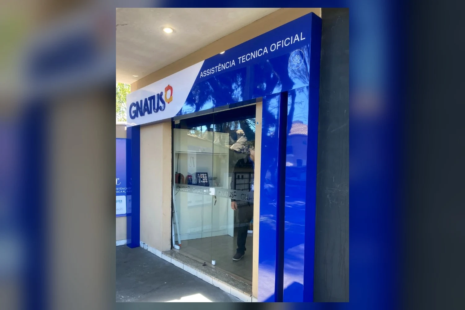 Vista da fachada comercial GNATUS, com identificação acima da entrada