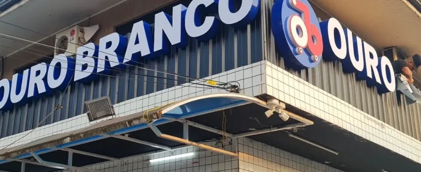 Letras em relevo na fachada Ouro Branco